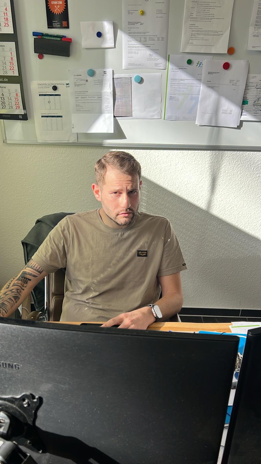 Sebastian im Büro